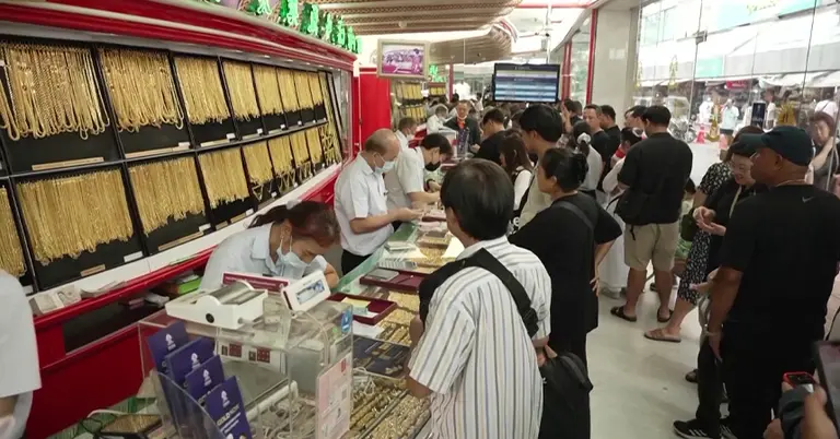 দুবাইয়ে স্বর্ণের দোকানে ভিড়